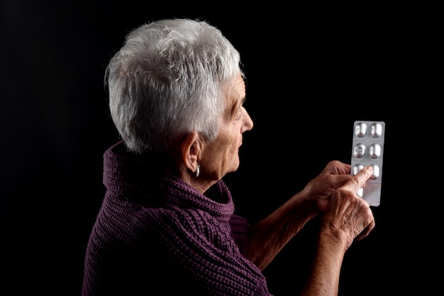 Senior mujer con medicamentos blister