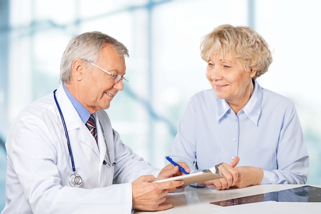 Senior mujer médico visitante en el hospital