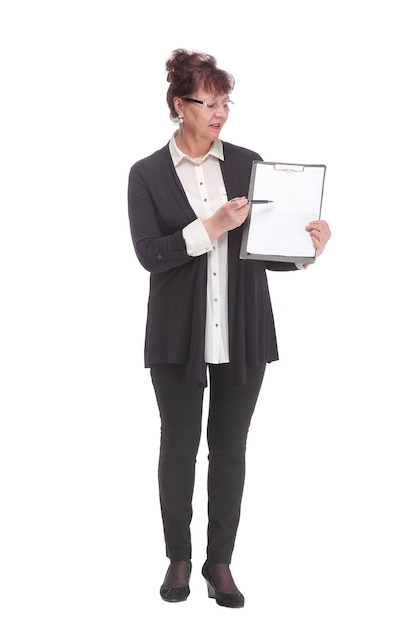 Senior mujer de negocios caucásica sosteniendo portapapeles sobre fondo aislado