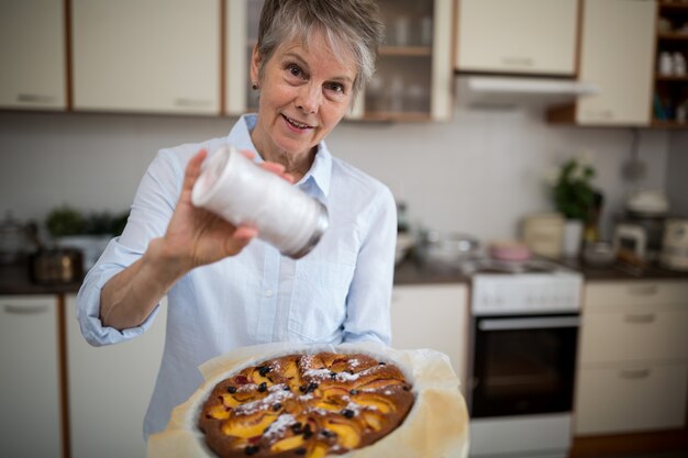 Senior mujer preparando comida dulce