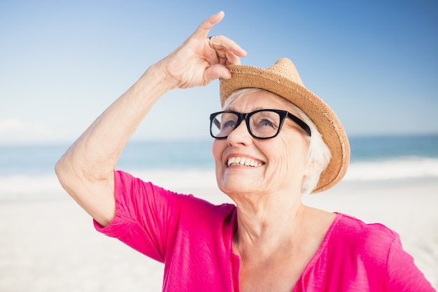 Senior mujer relajante en la playa