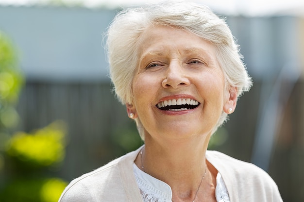 Senior mujer riendo