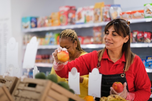 Senior mujer seleccionando fruta en el mercado