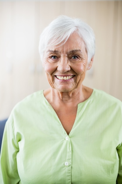 Senior mujer sonriendo a la cámara