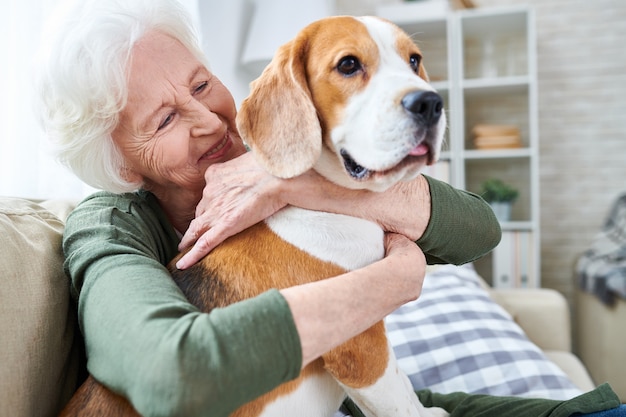 Senior mujer y su perro en casa