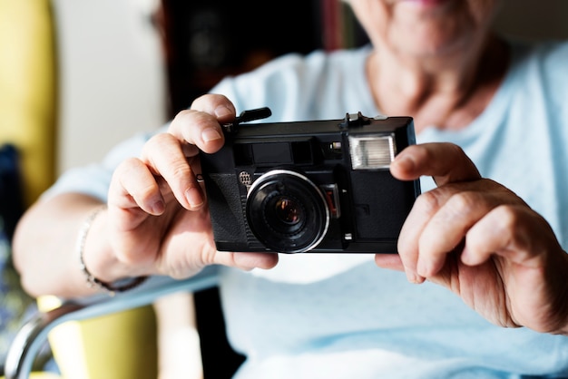 Senior mujer tomando una foto