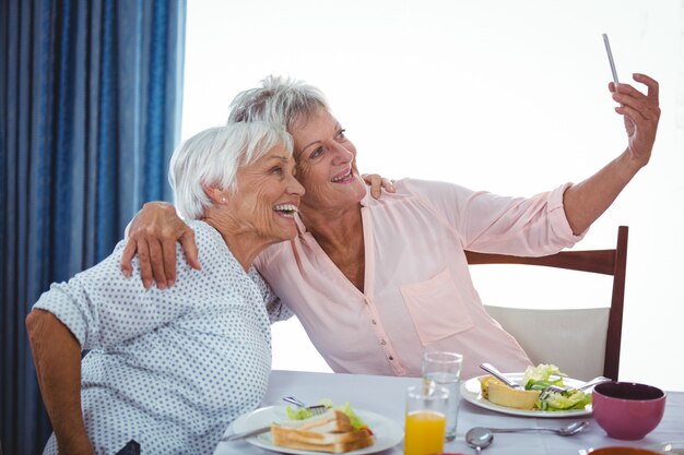 Senior mujer tomando un selfie