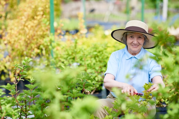 Senior mujer trabajando en el jardín