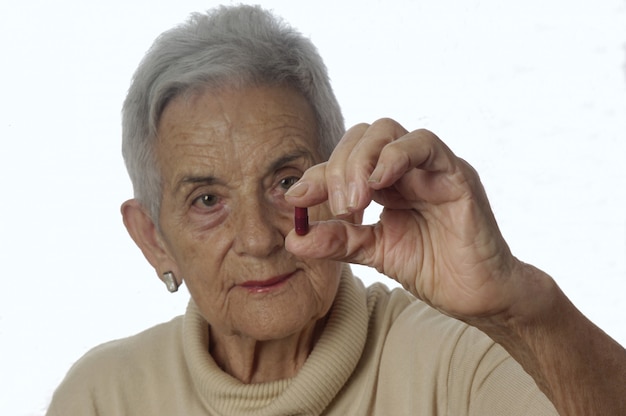 Sênior mulher tomando pílulas