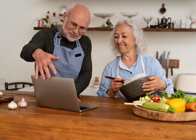 Senior par cocinar juntos en la cocina