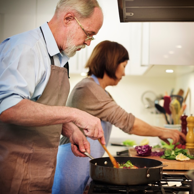 Senior par cocinar juntos en la cocina