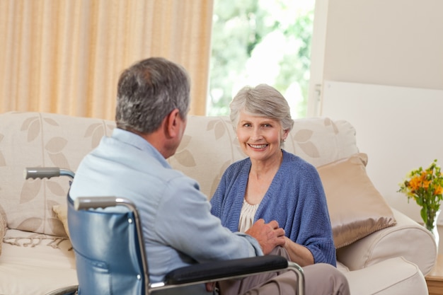 Senior par hablar en la sala de estar en casa