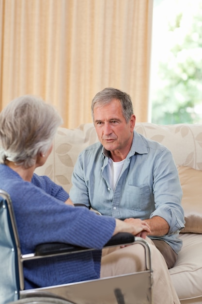 Senior par hablar en la sala de estar en casa