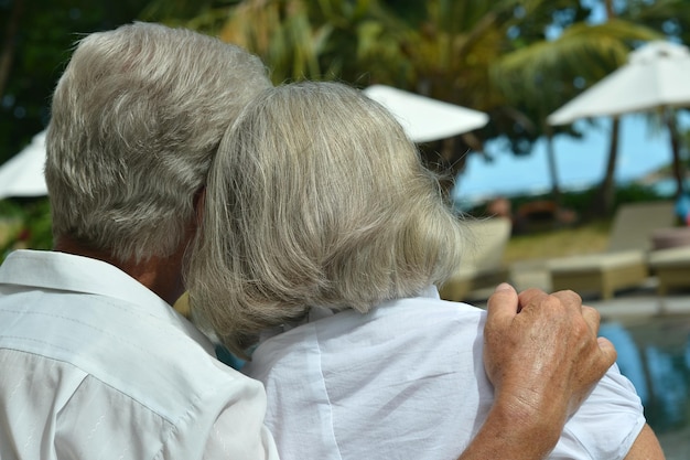 Senior pareja abrazándose al aire libre