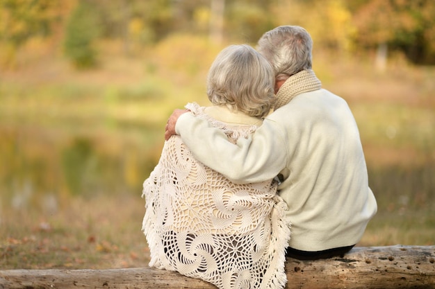 Senior pareja abrazándose al aire libre