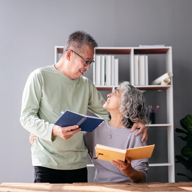 Senior pareja abrazándose y mirándose a los ojos mientras r