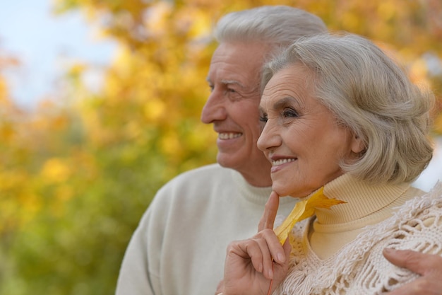 Senior pareja abrazándose en el parque