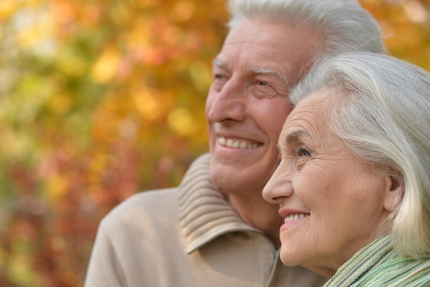 Senior pareja abrazándose en el parque