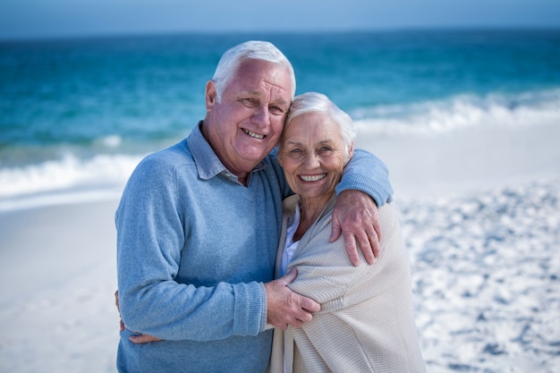 Senior pareja abrazándose