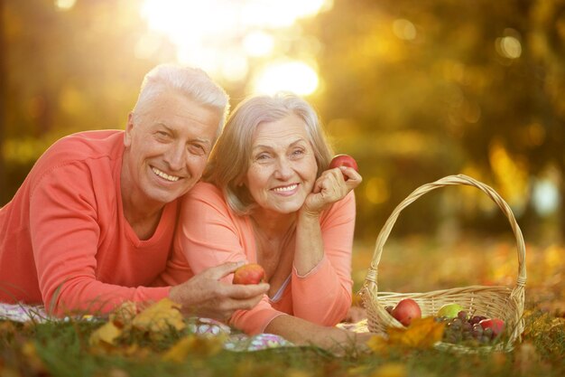 Senior pareja al aire libre