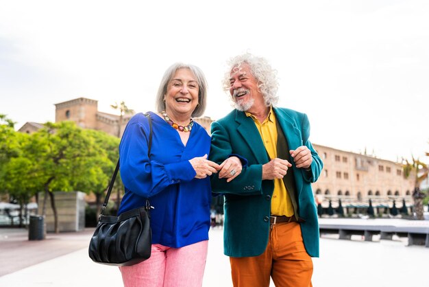 Senior pareja de ancianos saliendo al aire libre