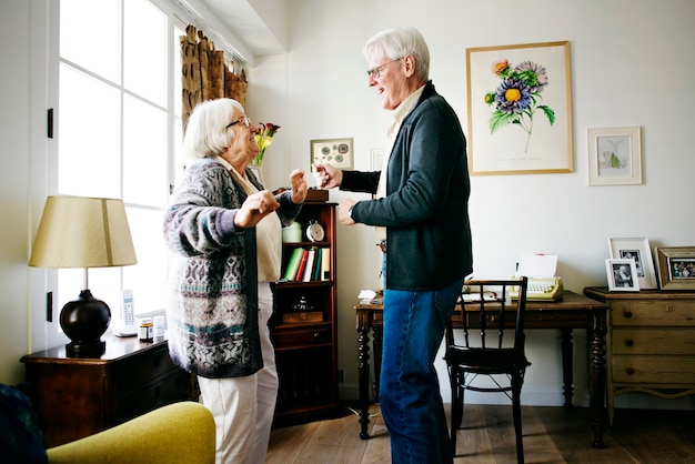 Senior pareja bailando juntos