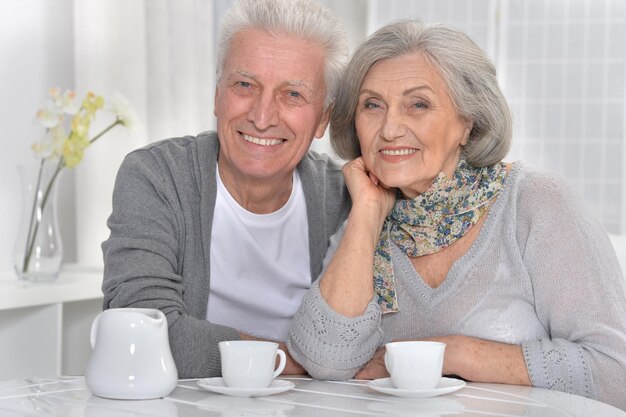 Senior pareja bebiendo té