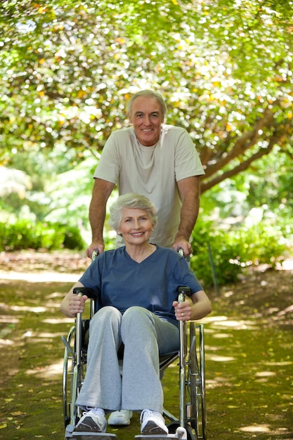 Senior pareja en el bosque