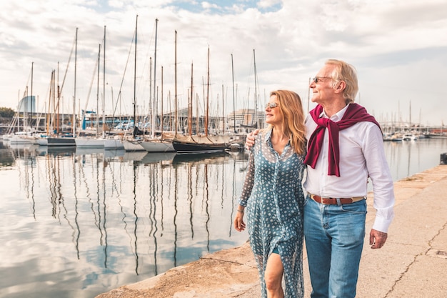 Senior pareja caminando cerca del puerto de Barcelona