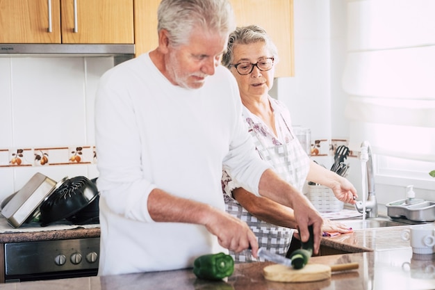 Senior pareja caucásica adulta en casa preparando la cena o el almuerzo juntos