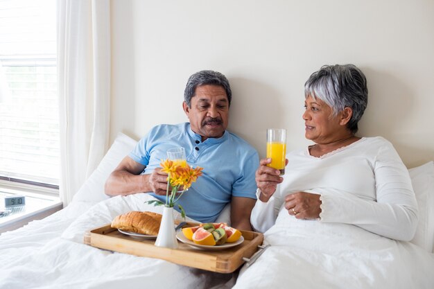 Senior pareja desayunando en la habitación