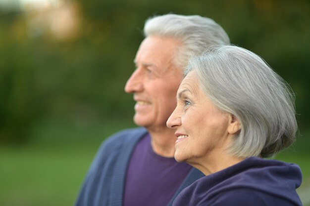 Senior pareja descansando al aire libre