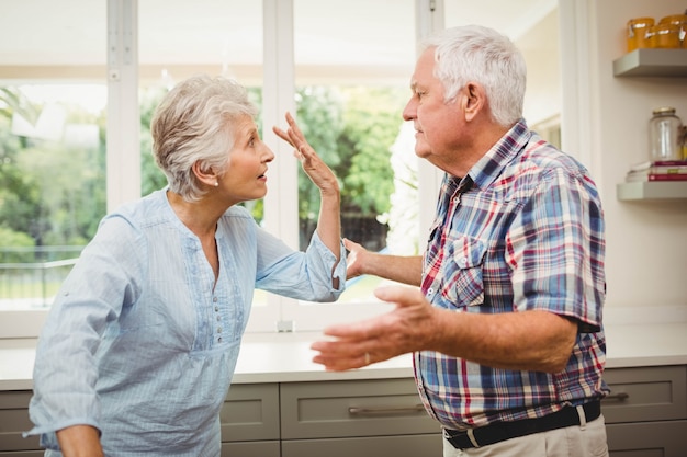 Senior pareja discutiendo entre sí en casa