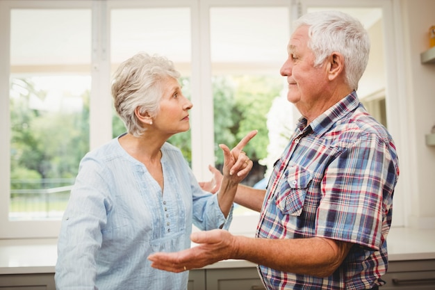 Senior pareja discutiendo entre sí en casa