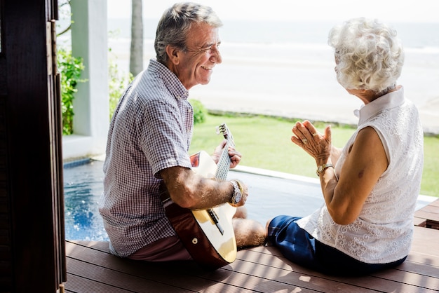 Senior pareja disfrutando de sus vacaciones