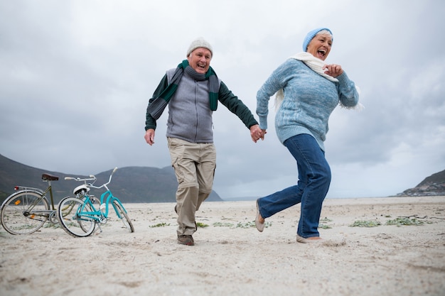 Senior pareja divirtiéndose juntos en la playa