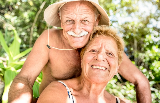 Senior pareja feliz divirtiéndose tomando selfie en el viaje a la jungla de Tailandia en el tour de isla en isla