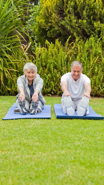 Senior pareja haciendo sus streches