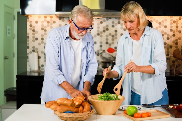 Senior pareja hombre y mujer cocinando en cocina feliz estado de ánimo