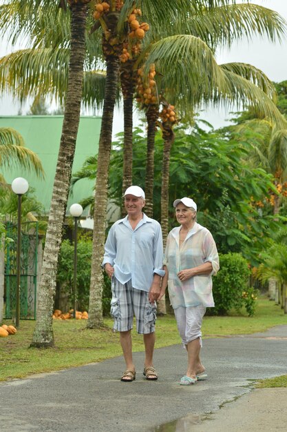 Senior pareja en hotel resort