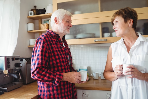 Senior pareja interactuando mientras toma un café