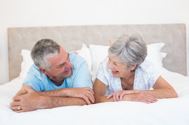 Senior pareja mirando el uno al otro en la cama