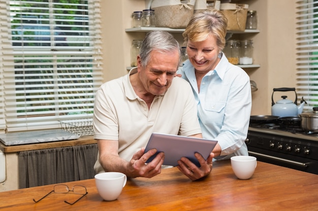 Senior pareja mirando tablet pc juntos