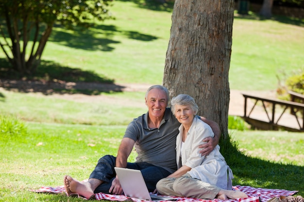 Senior pareja de picnic en el jardín