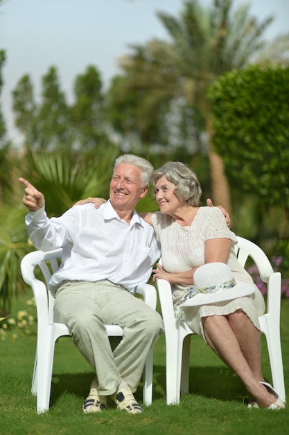 Senior pareja sentada en sillas