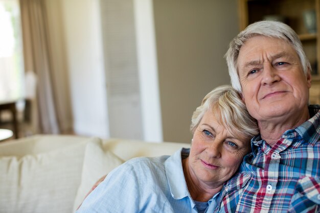 Senior pareja sentados juntos en el sofá