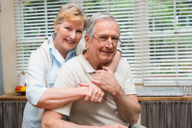 Foto senior pareja sonriendo a la cámara junto