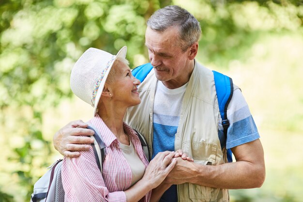 Senior pareja tiene un viaje