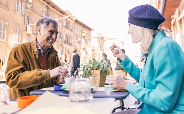 Senior pareja tomando un café en un bar