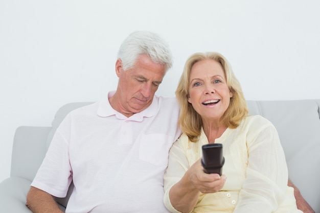 Senior pareja viendo la televisión